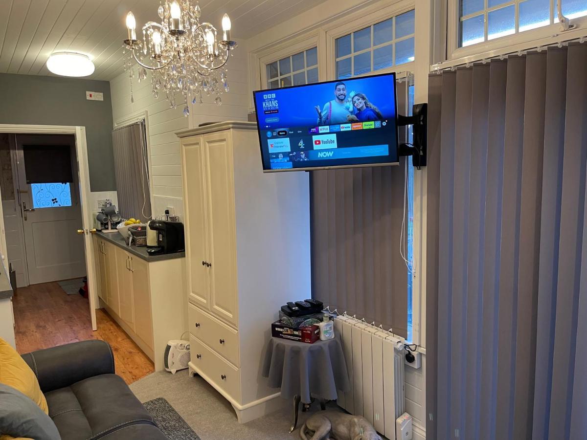 バーチントンCosy Cabin By The Seaside With Hot Tubアパートメント エクステリア 写真