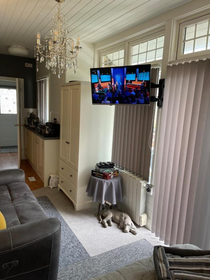 バーチントンCosy Cabin By The Seaside With Hot Tubアパートメント エクステリア 写真
