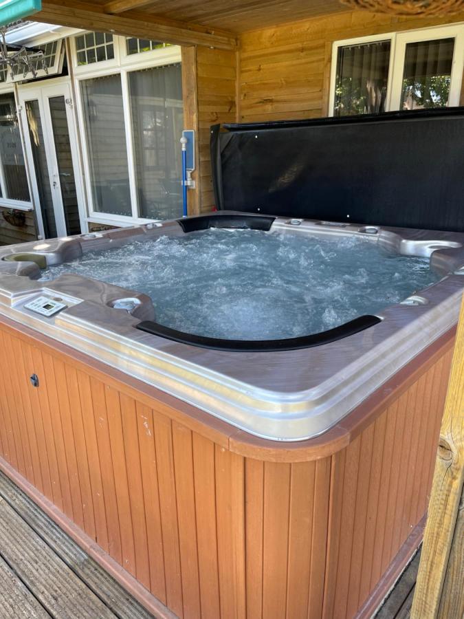 バーチントンCosy Cabin By The Seaside With Hot Tubアパートメント エクステリア 写真